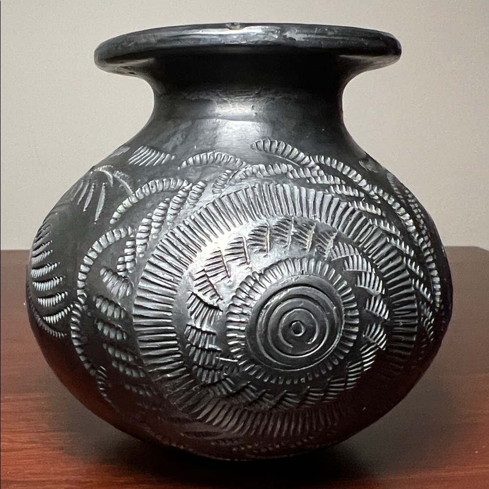 Vintage Black Clay Pot Vase Tooled Folk Art Barro Negro Mexican Pottery Oaxaca